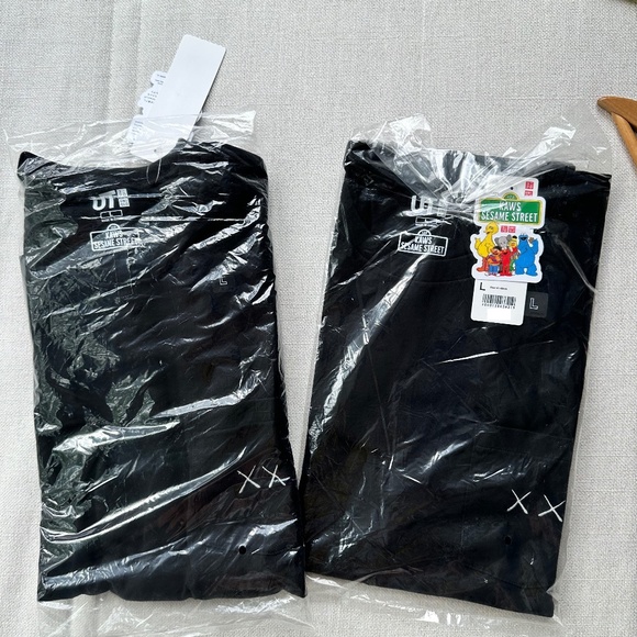 [NEW] KAWS x Uniqlo x Sesame Street Black Tee - Picture 8 of 9